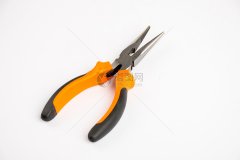 电力急修车如离弦之箭般