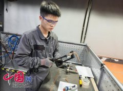 父母在贵州省罗甸县经营维修店