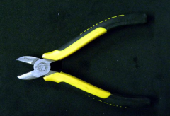 应用刀刃绕表面来回割几下