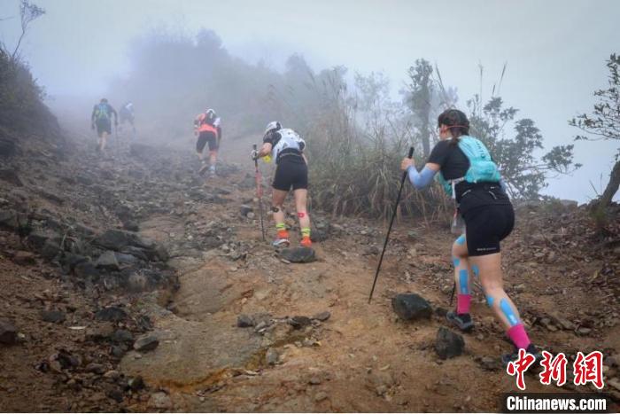 1600余名越野跑爱好者齐聚浙江柯城古道，展开百