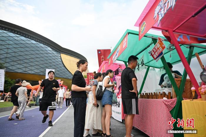 从亚洲之巅到草根街巷，何处不篮球？