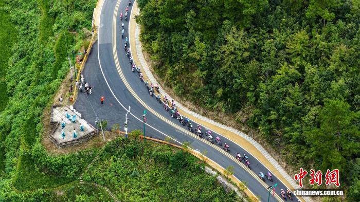 西班牙车手丹尼尔·卡维亚夺得2025环黄山赛第二