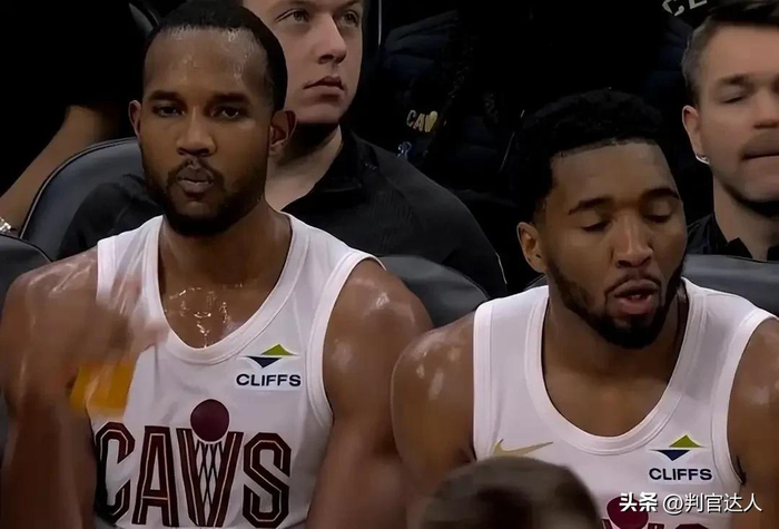 米切尔高效31分+哈登复出助骑士力克老鹰