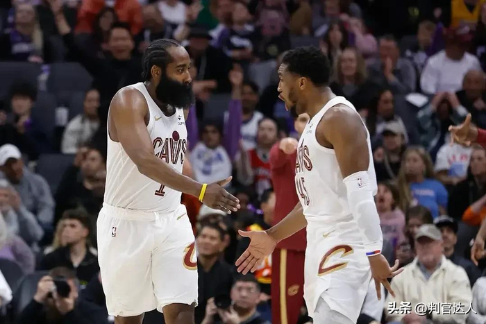 米切尔高效31分+哈登复出助骑士力克老鹰